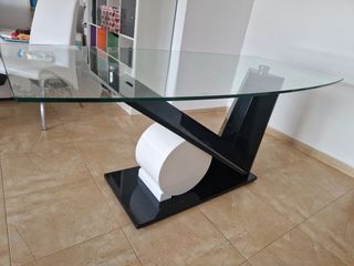 Mesa de cristal de diseño en forma de V