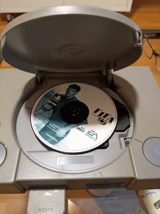 PlayStation 1 + Controller + FIFA 99