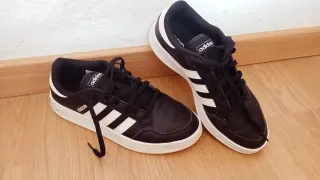 Zapatillas Adidas Negras y Blancas