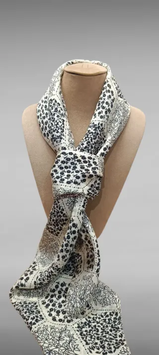 Grande foulard bianco e nero quadrato