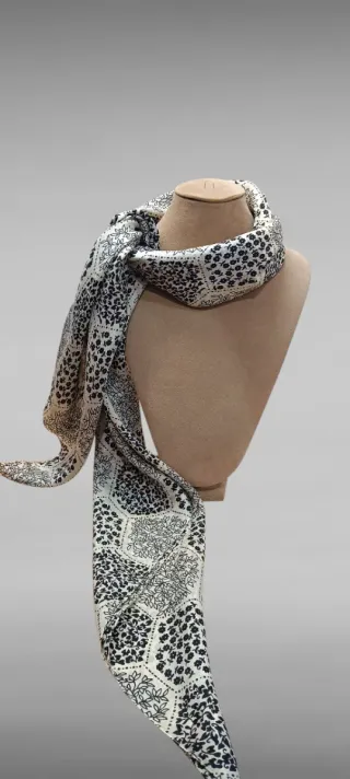 Grande foulard bianco e nero quadrato