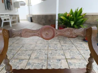 Silla de madera tallada