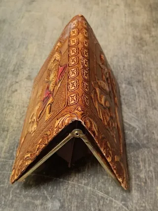 Monedero antiguo de piel figura torero y flamenco