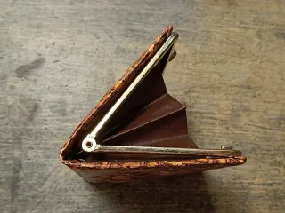 Monedero antiguo de piel figura torero y flamenco