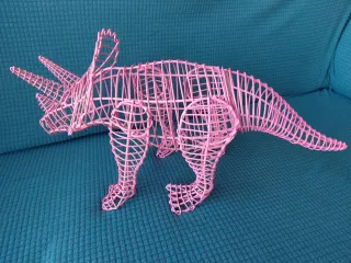 Escultura Dinosaurio Triceratops Rosa