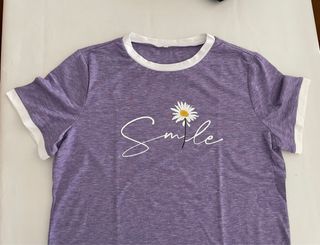 Camiseta morada con flor y Smile
