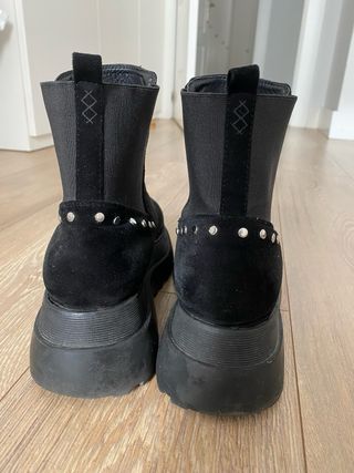 Botas negras con tachuelas