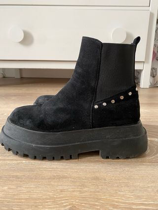 Botas negras con tachuelas
