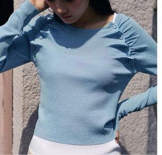 Top Zara azul con volantes