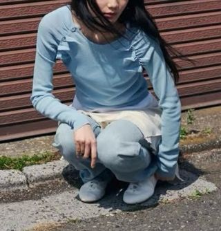 Top Zara azul con volantes