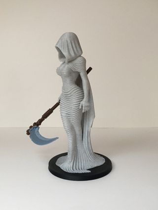 Statua guardiana con falce