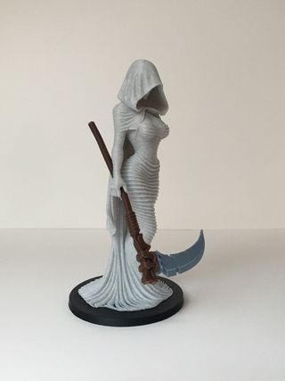 Statua guardiana con falce