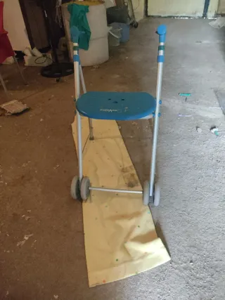 Andador con asiento y ruedas