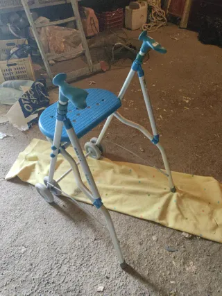 Andador con asiento y ruedas