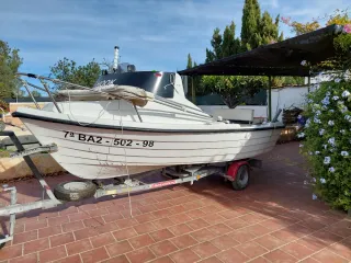 Barca de pesca ideal pasear en familia fueraborda