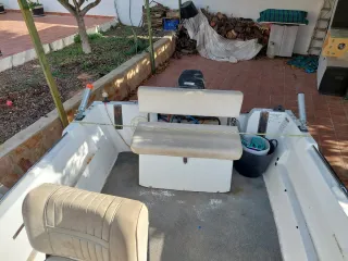 Barca de pesca ideal pasear en familia fueraborda