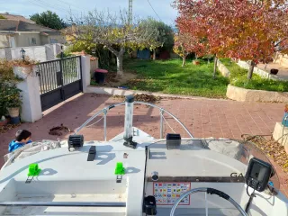 Barca de pesca ideal pasear en familia fueraborda