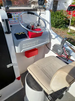 Barca de pesca ideal pasear en familia fueraborda