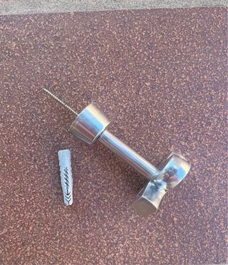 Percha de metal plateado