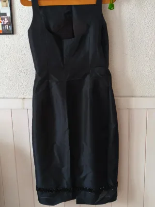 Vestido negro fiesta satén escote espalda.