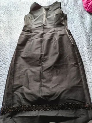 Vestido negro fiesta satén escote espalda.