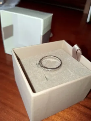 Anello con zirconi. Misura 10.In ottime condizioni