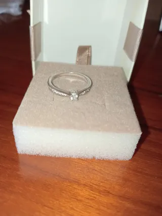 Anello con zirconi. Misura 10.In ottime condizioni