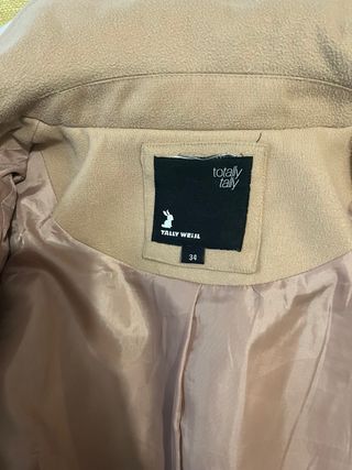 Abrigo beige con capucha y botones