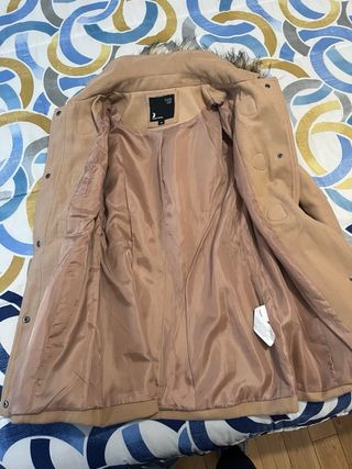 Abrigo beige con capucha y botones