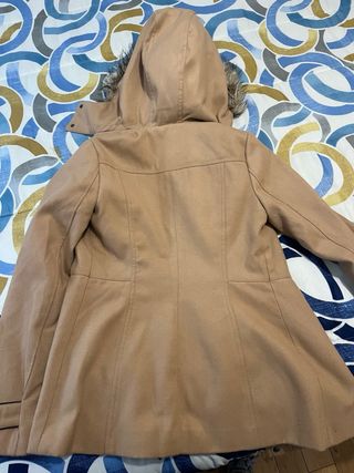 Abrigo beige con capucha y botones