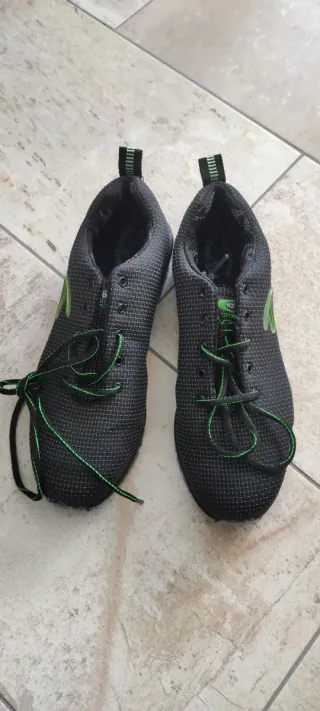 Zapatos de seguridad negros y verde
