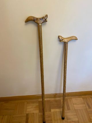 2 Bastones de madera distintas alturas