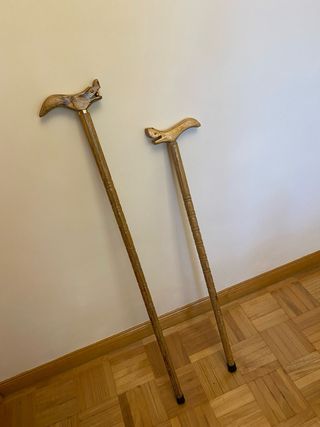 2 Bastones de madera distintas alturas