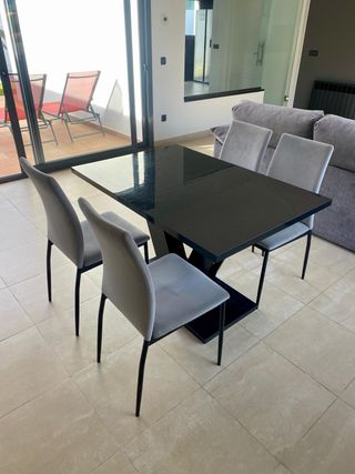 Mesa de comedor extensible con 4 sillas
