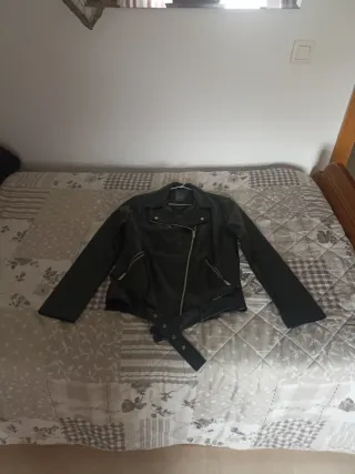 Cazadora polipiel negra talla 38