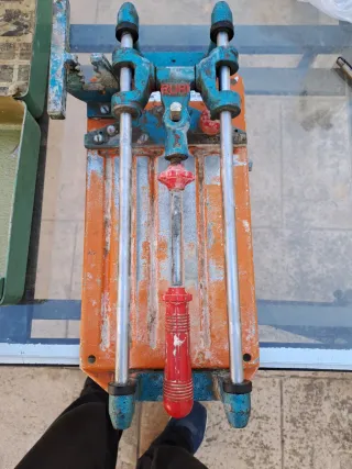 Cortadora de azulejos antigua