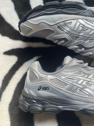 ASICS GEL-NYC Gris/Plateado Talla 44 Nuevas