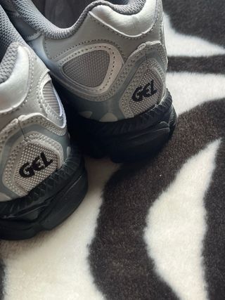 ASICS GEL-NYC Gris/Plateado Talla 44 Nuevas