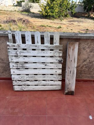 Puertecilla de madera blanca desgastada