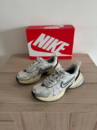 Zapatillas Nike Plata y Blanco Talla 35.5