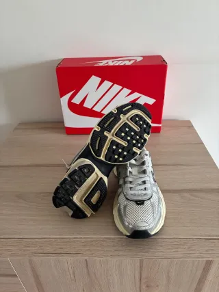 Zapatillas Nike Plata y Blanco Talla 35.5