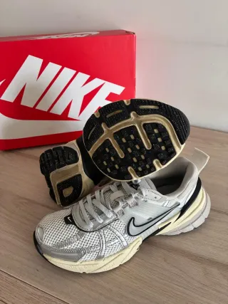 Zapatillas Nike Plata y Blanco Talla 35.5