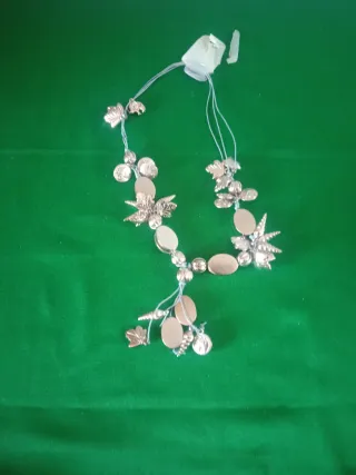 Collar con dijes de hojas y conchas marinas