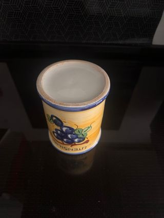 Recipiente cerámica cubiertos uvas