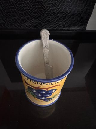 Recipiente cerámica cubiertos uvas