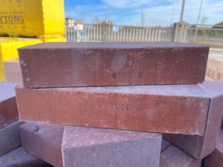 Ladrillo caravista y adoquín cerámico