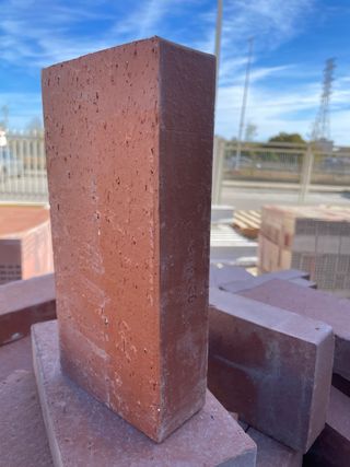 Ladrillo caravista y adoquín cerámico