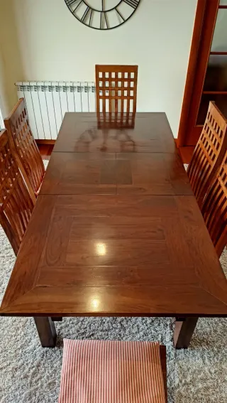 Conjunto comedor: mesa de madera de palosanto, 6 s