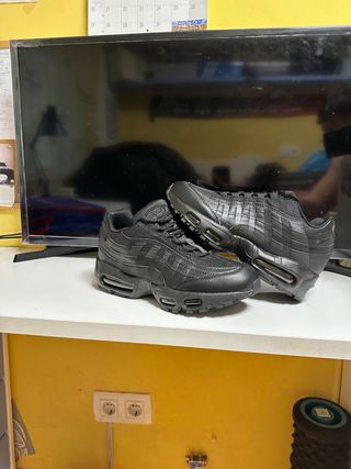 Nike Air Max 95 Negras Talla 42 Nuevas