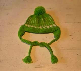 Gorro tejido a mano verde y blanco